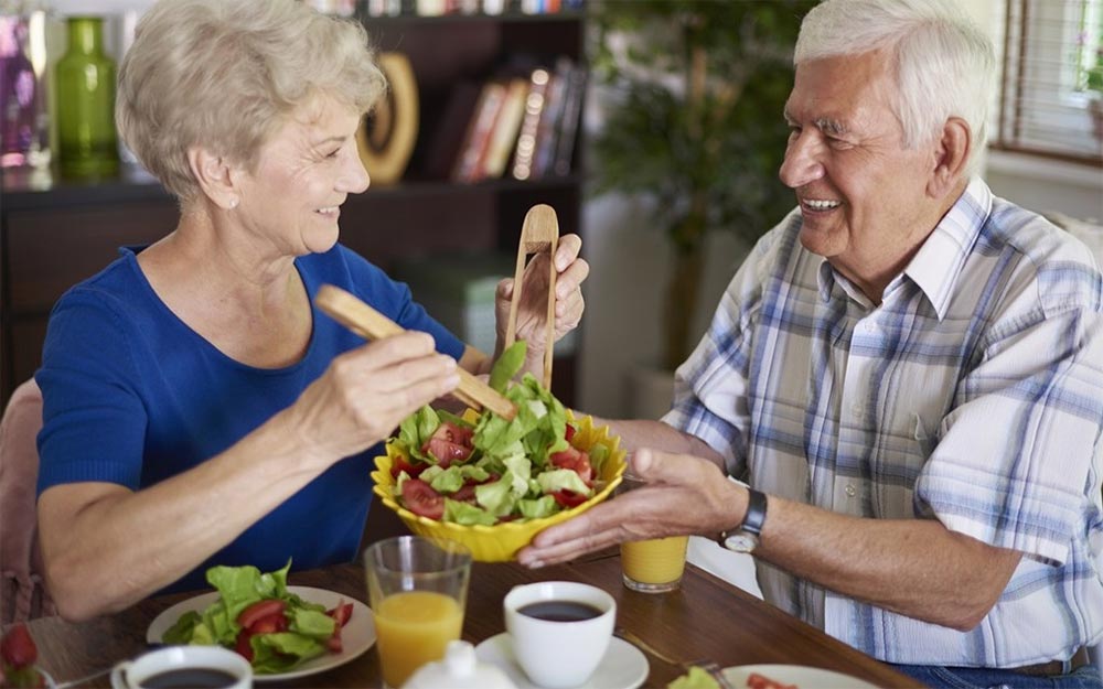 Alimentación saludable en la tercera edad, pequeños cambios que marcan diferencia